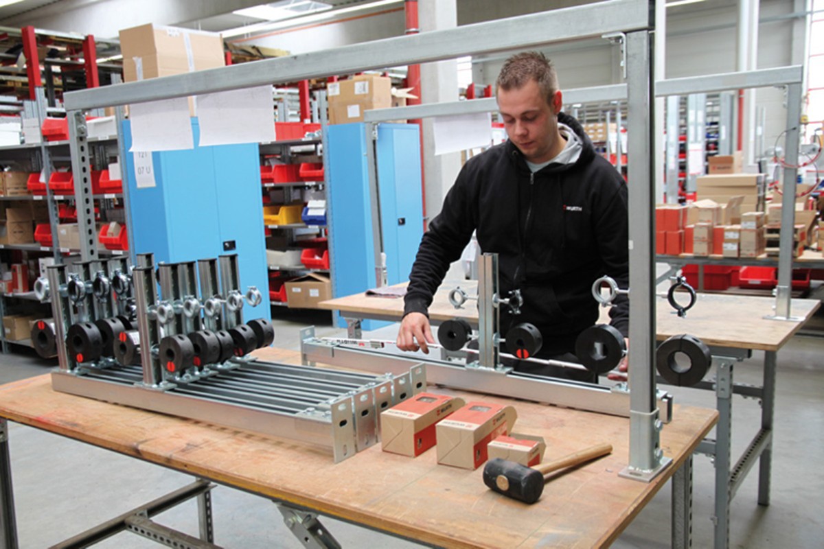 (Pre-) Assembling of individual components or final assembled products.